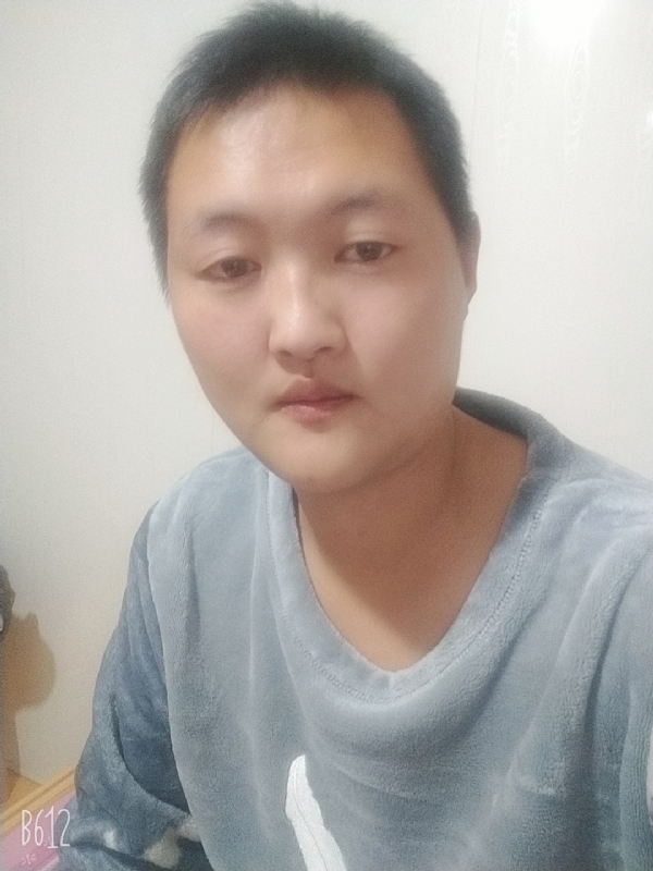 烟圈里透着伤的第二张照片--安庆相亲服务中心