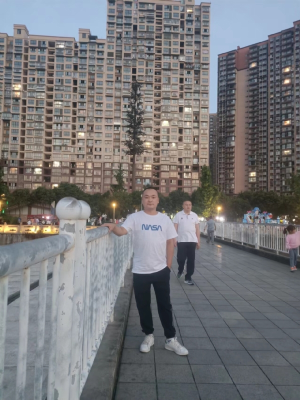 寂寞的男人的第一张照片--安庆相亲服务中心